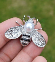 Honey Bee Brooch Vintage Look Queen Broach Gold Plated Celebrity Design Pin K45