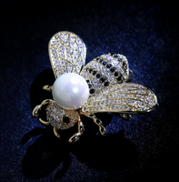 Honey Bee Brooch Vintage Look Queen Broach Gold Plated Celebrity Design Pin K45
