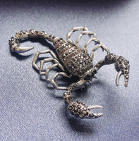 Valentine scorpion brooch vintage look celebrity broach silver plated pin ggg90
