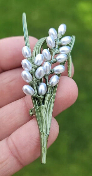 Flower Brooch Celebrity Good luck pearl pin vintage look King Queen broach S10K
