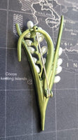 Flower Brooch Celebrity Good luck pearl pin vintage look King Queen broach S10K