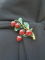 Strawberry brooch vintage look gold plated suit coat broach celebrity pin ggg58