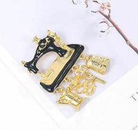 Vintage look gold plated sewing machine brooch suit coat broach collar pin b19