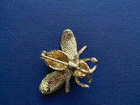 Stunning vintage look gold plated gold honey bee brooch suit coat broach pin g99