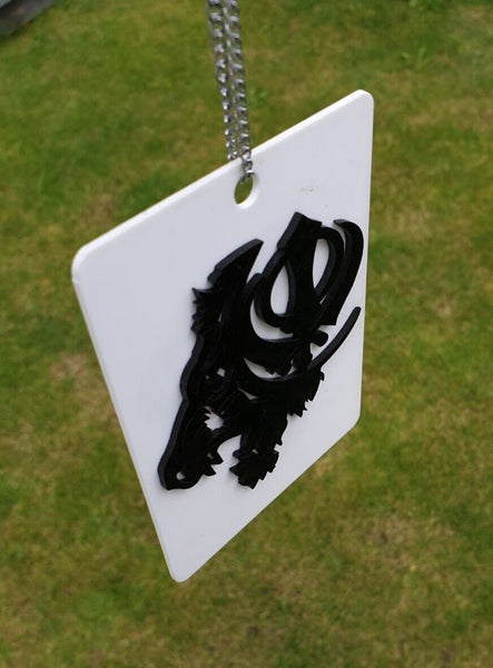 Khanda Car Hanging: ciondolo per specchietto retrovisore Sikh con perle - Italia Khanda Car Hanging: ciondolo per specchietto retrovisore Sikh con perle - Italia