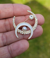 Double moon brooch vintage look gold plated celebrity broach queen pin s25 new