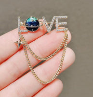 Love universe brooch vintage look gold plated celebrity broach princess pin u17