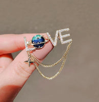 Love universe brooch vintage look gold plated celebrity broach princess pin u17
