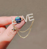 Love universe brooch vintage look gold plated celebrity broach princess pin u17