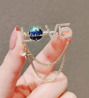 Love universe brooch vintage look gold plated celebrity broach princess pin u17