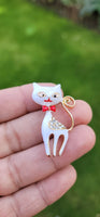 White Cat Brooch Vintage Look Gold Plated Retro Enamel Celebrity Broach Pin K20W