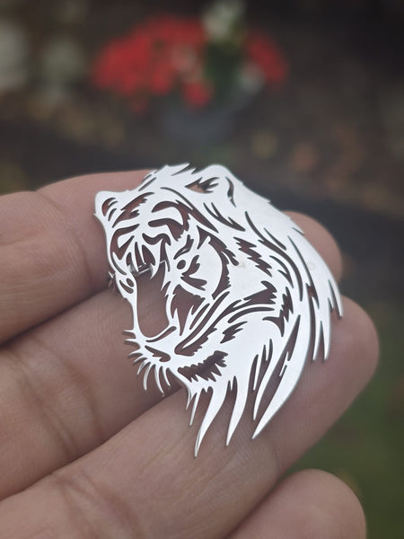 Stainless Steel Plate Crafted Lion Brooch Pin Retro Celebrity Power King broach CCCB Stunning design Unisex Silver colour Queen lapel pin