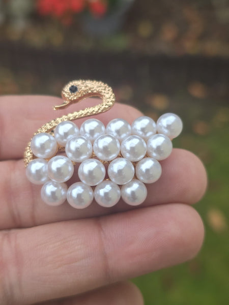 Gold Plated Swan brooch Lovers lucky Pin Vintage Look suit coat broach Collar CCCC Queen Design Celebrity Lapel Faux Pearls Stunning Design