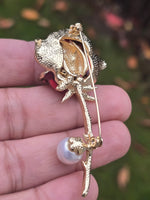 Gold Plated Red Rose brooch Lovers lucky Pin Vintage Look suit coat broach Collar CD Queen Design Celebrity Lapel Faux Pearl Stunning Design